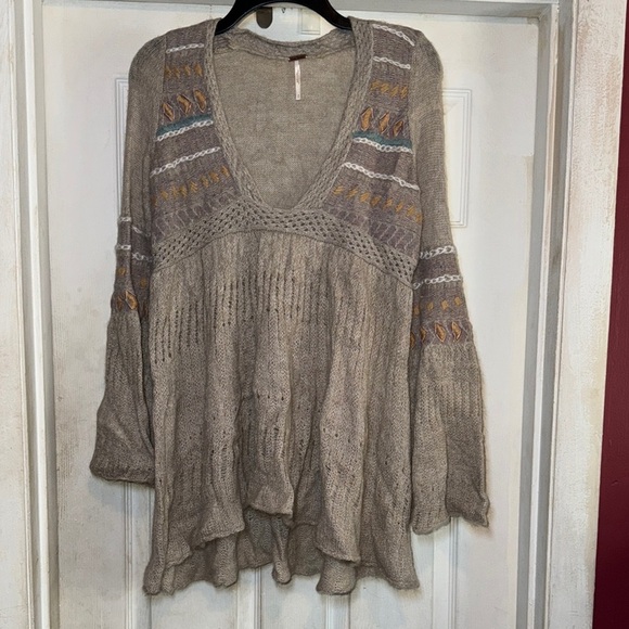 Free People Gray V-Neck Sweater with Relaxed Fit and Geometric Design USE SMALL - Picture 1 of 13